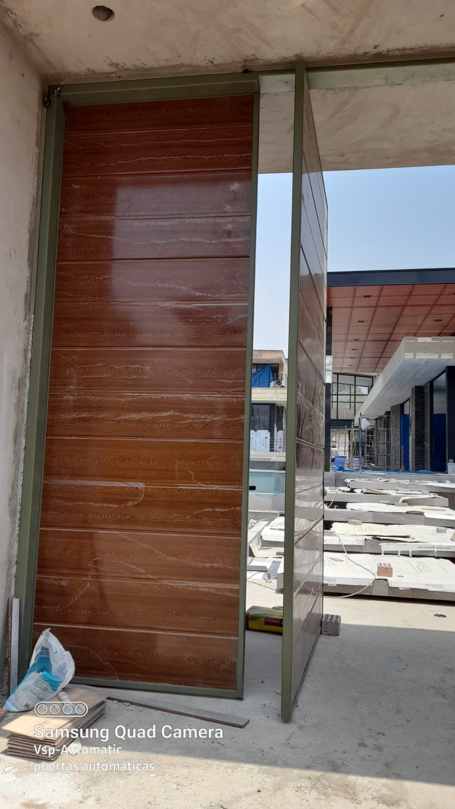 Puerta principal con pano fijo